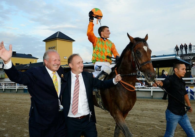 Duke Derby tillsammans med Einar Nagell-Erichsen, Niels Petersen och Per-Anders Gråberg. Foto: Stefan Olsson / Svensk Galopp.