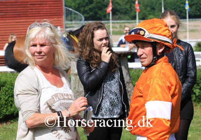 Helle Christensen sammen med Manuel Santos i paddocken på Klampenborg. Foto: Horseracing.dk