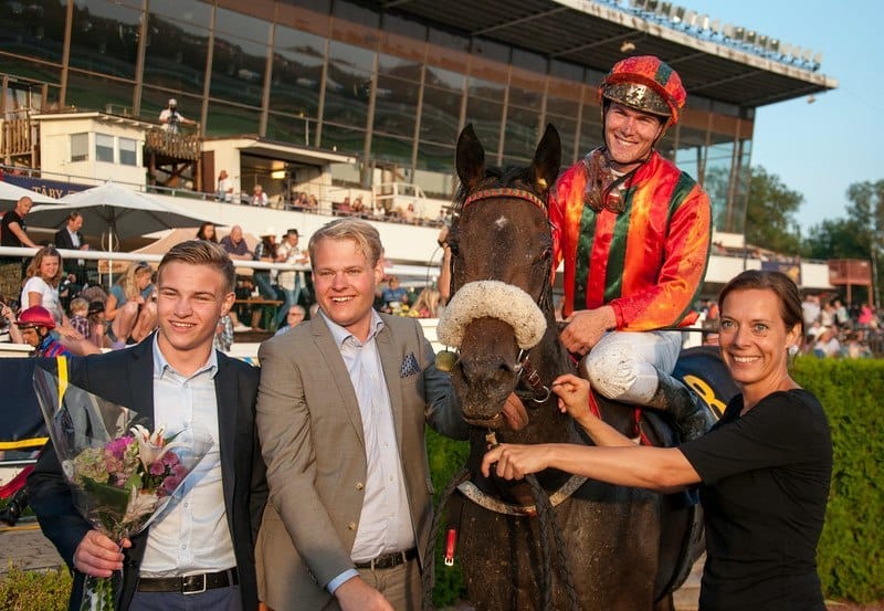 Gustav og Peter Leth Keller sammen med Nudetnok og Oliver Wilson efter sejr på Täby. Foto: Elina Björklund / Svensk Galopp.