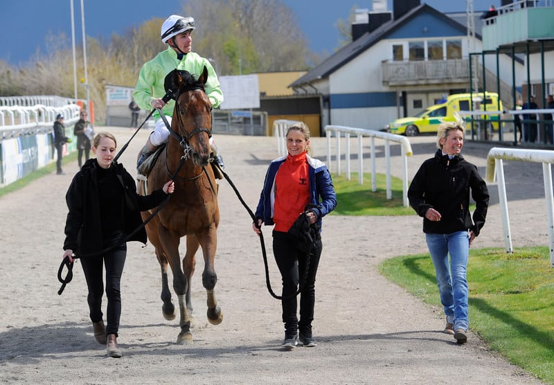 Dina Danekilde (th) er lutter smil efter sin karrieres første trænersejr. Foto: Stefan Olsson / Svensk Galpp.