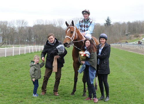 Good One, jockey Oliver Wilson og familien Buskop efter lørdagens sejr i Aarhus. Foto: Ole Hindby.