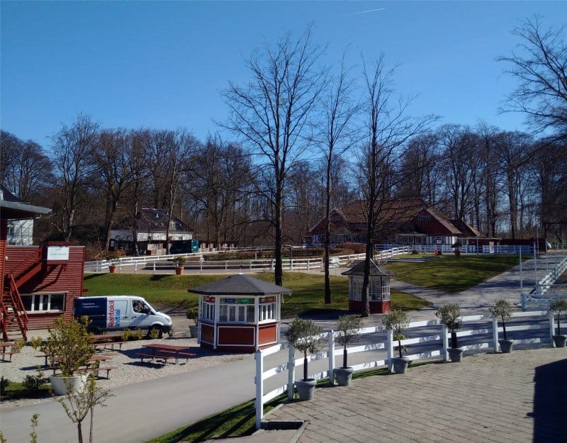 Udsigten over Klampenborg Galopbanes paddock. Foto: GalopSport.