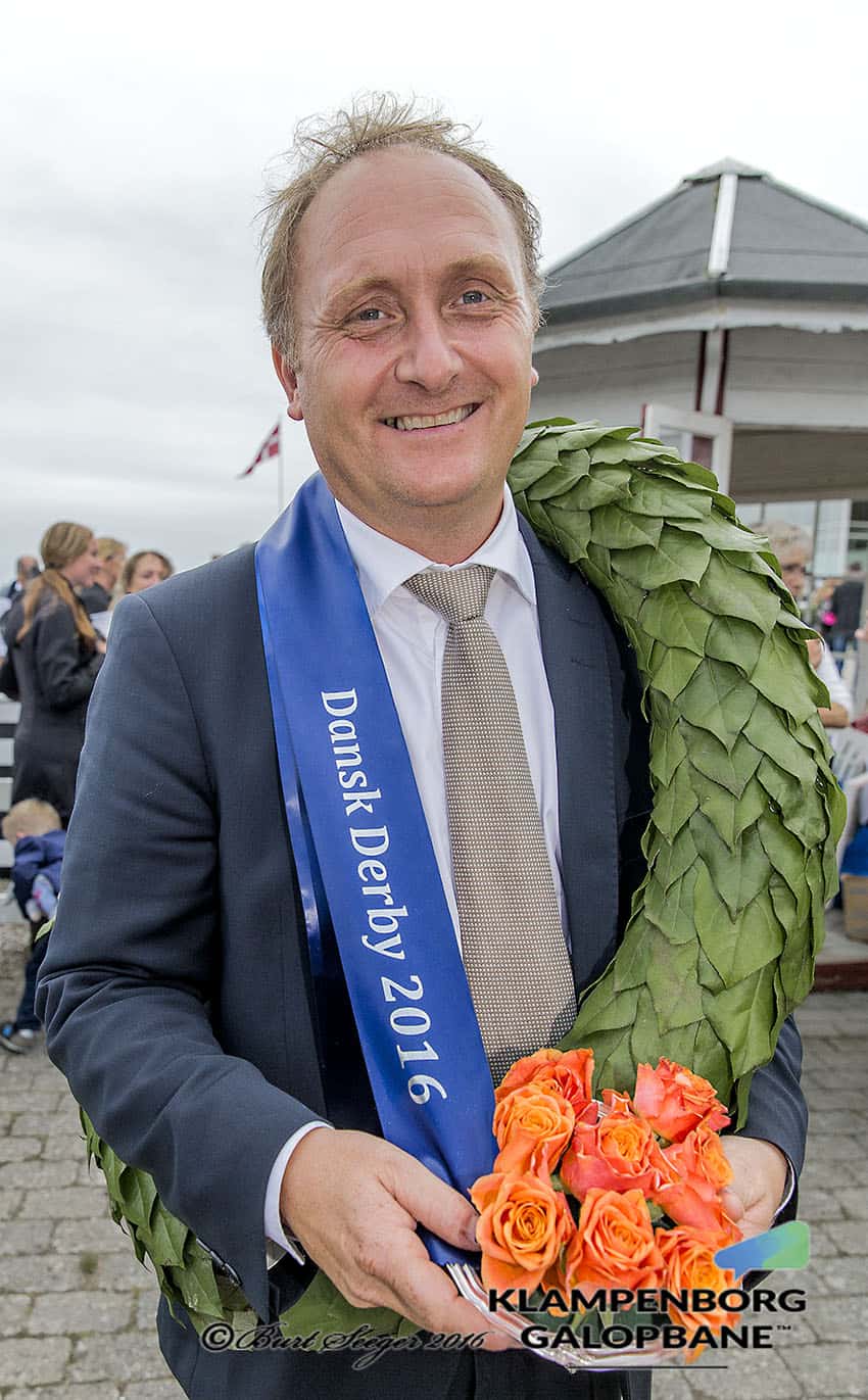 Niels Petersen fejrer sin tredje danske Derbyvinder på fire år. Foto: Burt Seeger / US Photo.