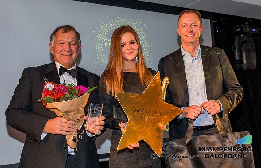 Polygons Peter Haugaard (til højre) overrækker prisen for Årets Hest til Sabina Karlsson og Andrew Kidney, som har det daglige ansvar for Derby- og St. Leger-vinderen Suspicious Mind. Foto: Burt Seeger.