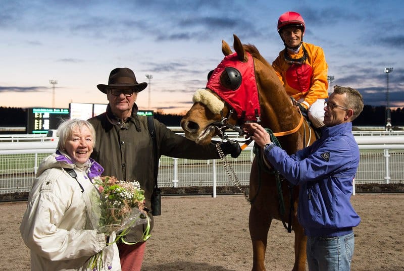 Dapple og Per-Anders Gråberg modtages af træner Roy Arne Kvisla og ejer/opdrætter Mats Müllern. Foto: Svensk Galopp.