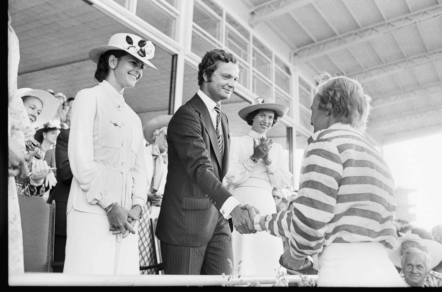 Ole Larsen trykker hånd med HM Kongen efter Long Johns Derbysejr i 1976.