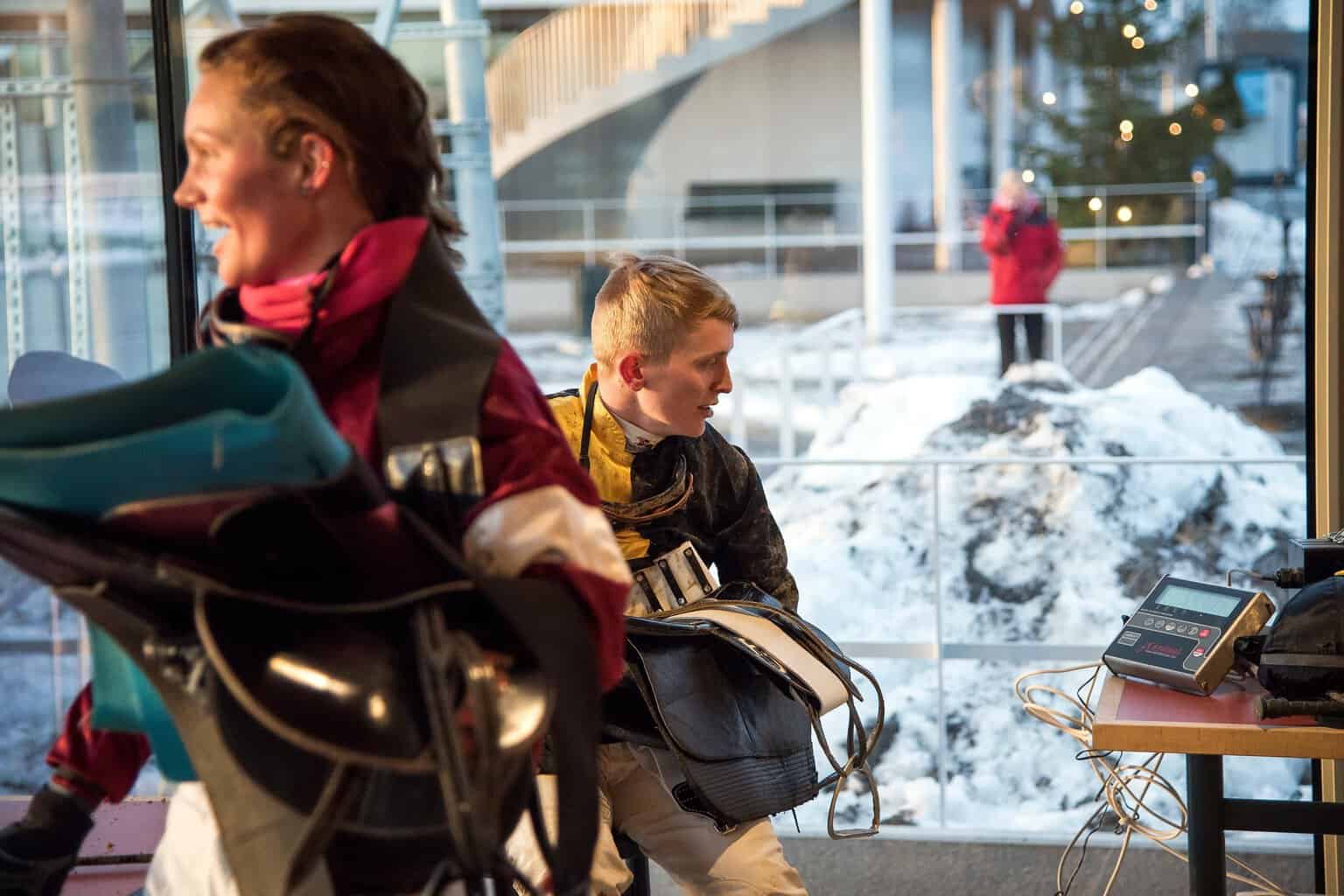 Invägning på Bro Park: Fredrik Janetzky och Fanny Olsson. Foto: Elina Björklund / Svensk Galopp.