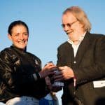 Benny Andersson delar ut priset till Maryline Eon efter totalsegern i Lady Jockeys' World Championship. Foto: Elina Björklund / Svensk Galopp