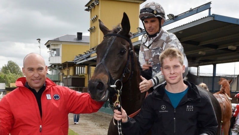 Fredrik Reuterskiöld og sønnen Oscar med Trickbag/Elione Chaves. Foto: Stefan Olsson / Svensk Galopp.