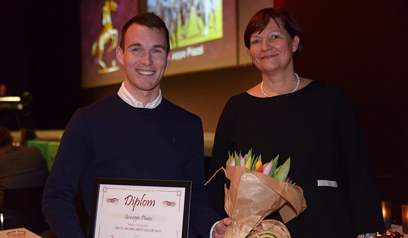 Oliver Wilson modtog prisen Årets Ældre Hest på vegne af Flemming Velin. Foto: Lasse Jespersen / Hestesportens Galla.