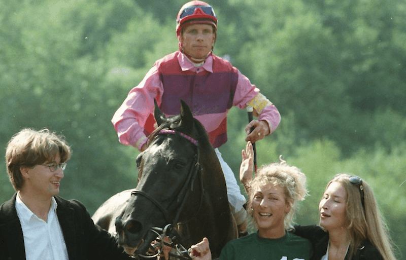Kim Andersen ses herover med Klampenborgs "Gule Armbind" efter Federicos Derbysejr i 1995. Foto: Burt Seeger.