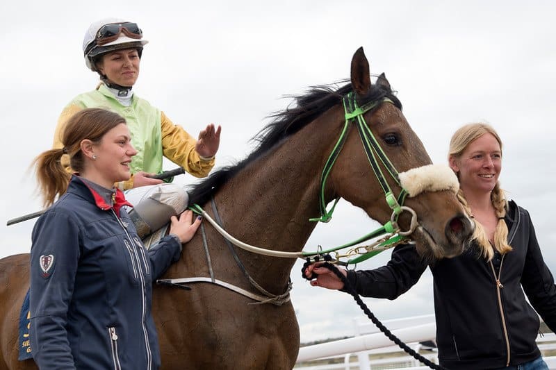 Sandra Brolin med Skyhawk og Ina Veronika Toverud. Foto: Elina Björklund / Svensk Galopp.