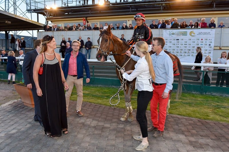 Roy Arne Kvisla med Victor Kalejs efter mandagens Listed-triumf i Pramms Memorial. Foto: Stefan Olsson / Svensk Galopp.