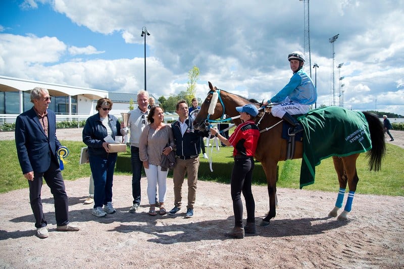 Mr Suarez og Shane Karlsson i vindercirklen med træner Patrick Wahl og ejer/opdrætter Lars Almrin. Foto: Elina Björklund / Svensk Galopp.