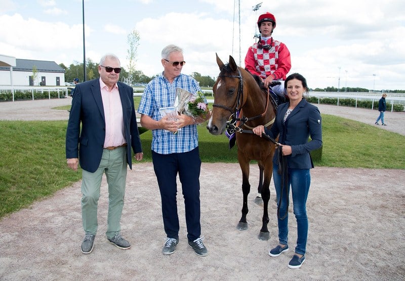 High As A Kite og Sergio Alonso med ejer/træner Jan Bjørdal og løbssponsor Roger Asp. Foto: Elina Björklund / Svensk Galopp.