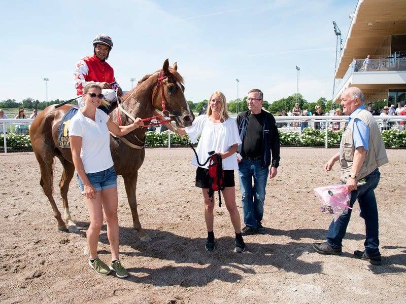 Træner Sandra Brolin til højre for Heavenly Pulse. Foto: Elina Björklund / Svensk Galopp.