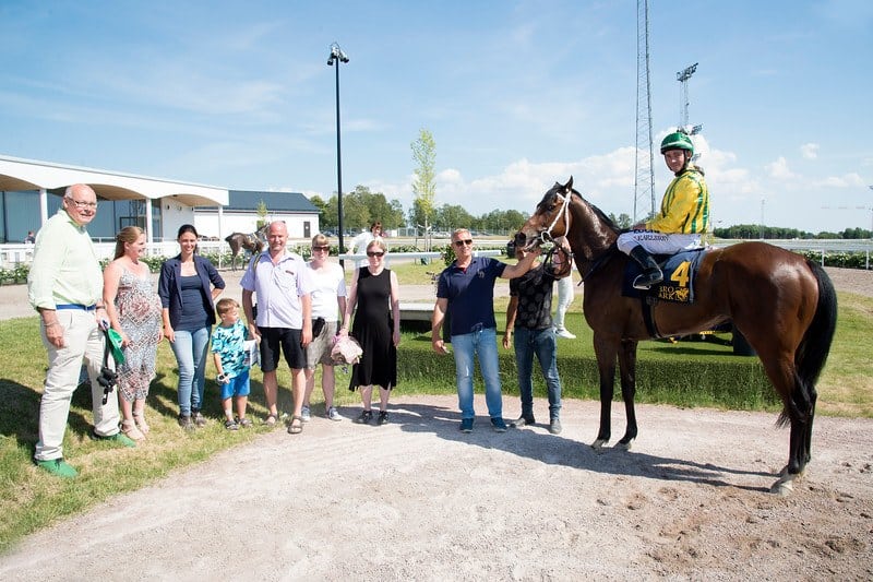 Lars Kelp og resten af kredsen bag 3-årige Street War. Foto: Elina Björklund / Svensk Galopp.