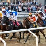 Voterfeltet på vej ind i første sving. Foto: Stefan Olsson / Svensk Galopp.