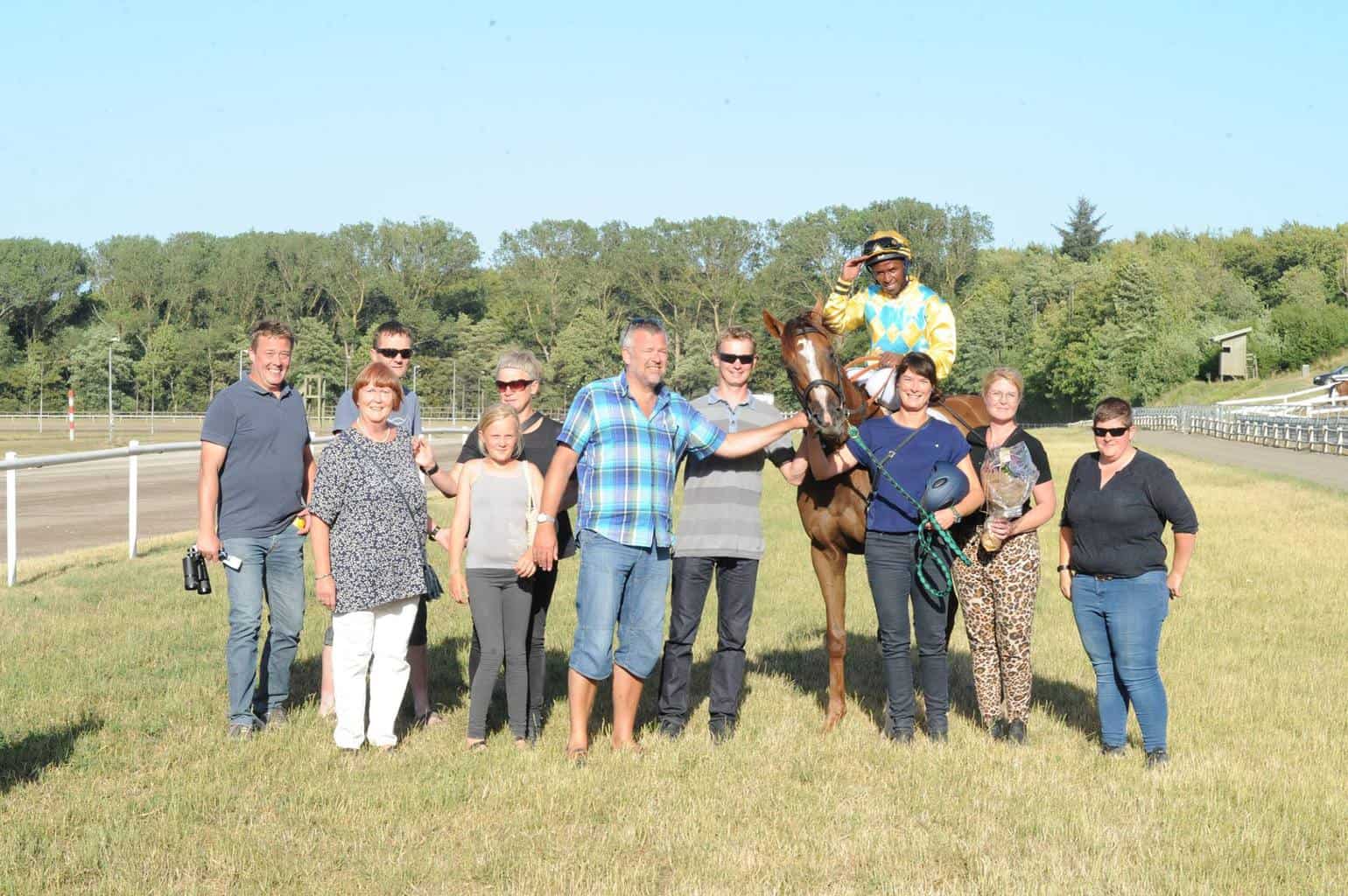 Sunday Pearl og Francis Waveru efter sejren i Aros Handicap. Foto: Ole Hindby.