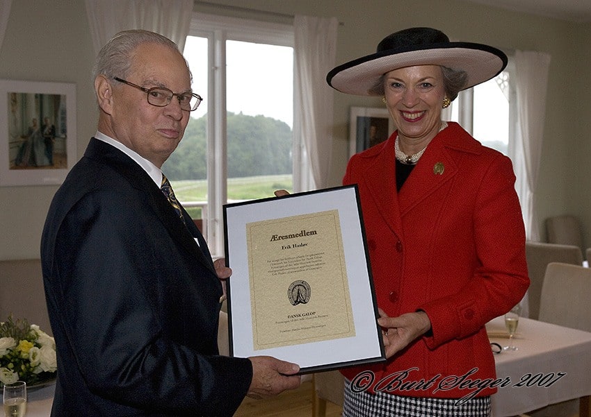 Erik Hasløv modtog i 2007 æresmedlemskal af Foreningen til den Ædle Hesteavls Fremme af HKH Prinsesse Benedikte. Foto: Burt Seeger