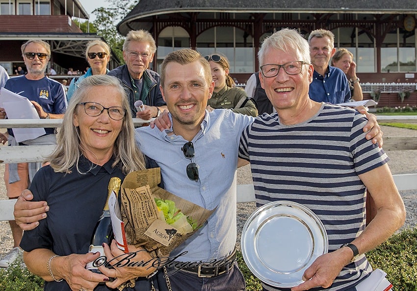 Marc Stott og Asbjørn Sørensen fejrer sejren i Produce Stakes. Foto: Burt Seeger.