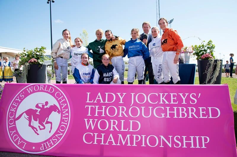 Den samlede gruppe af ryttere i 2018-udgaven af Lady Jockeys' Thoroughbred World Championship. Foto: Elina Björklund / Svensk Galopp.