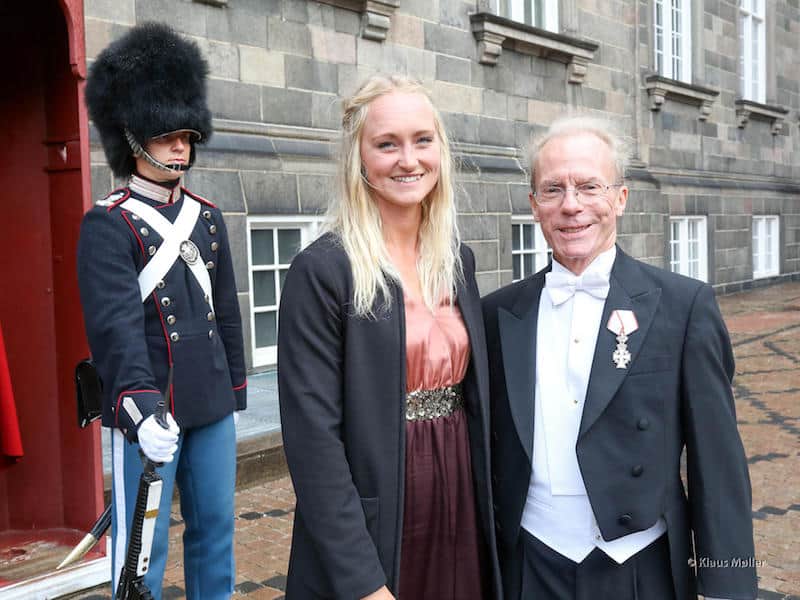 Louise Arnshed og Nick Elsass foran Christiansborg. Foto: Klaus Møller, Hoffotograf.