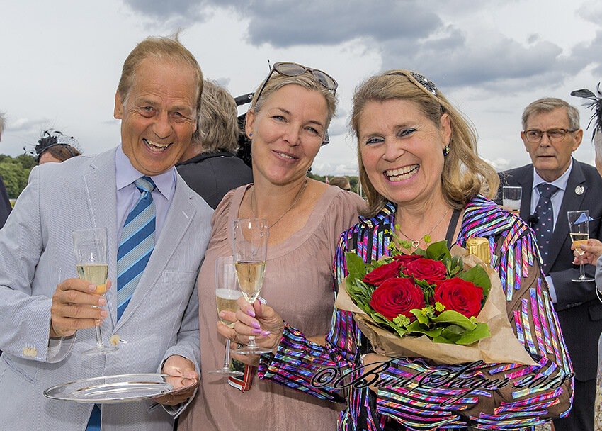 Bettina Andersen omgivet af Margit Guldborg og Mogens Drehn. Foto: Burt Seeger.