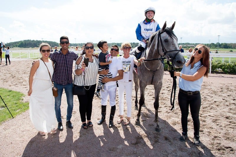 Victoria Mota på ryggen af Rue d'Argent, flankeret af Dina Danekilde og Elione Chaves. Foto: Elina Björklund / Svensk Galopp.