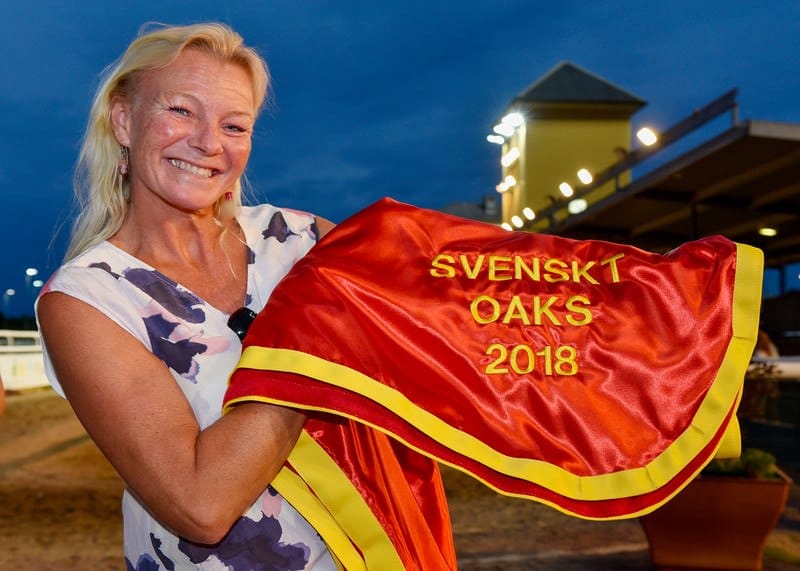 Vanja Sandrup nyder sin eventyrlige Oaks-aften. Foto: Stefan Olsson / Svensk Galopp.