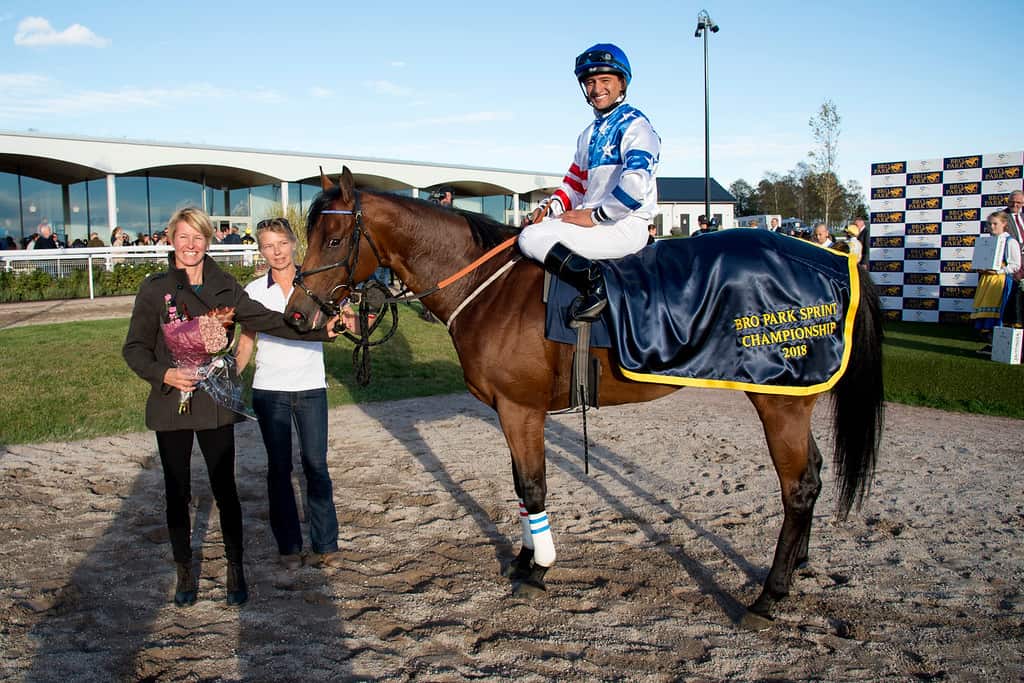 Dina Danekilde tager imod Ambiance. Foto: Elina Björklund / Svensk Galopp.