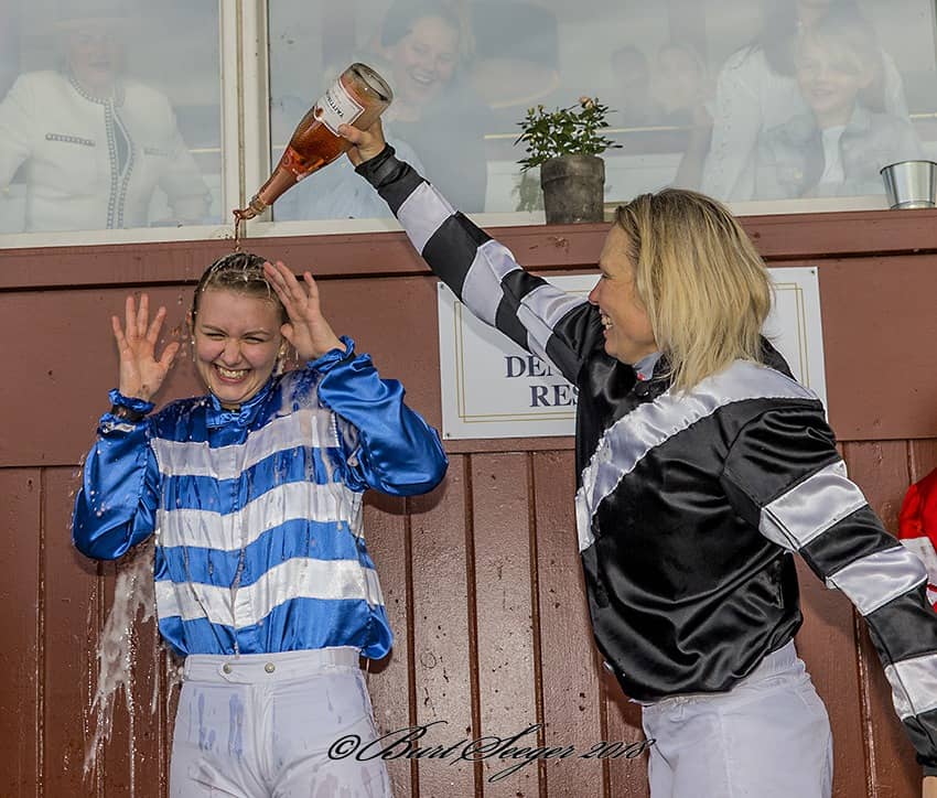 Rikke Bay giver et fortjent champagne-bad til Cecilie Sjørup-Johnsen. Foto: Burt Seeger.