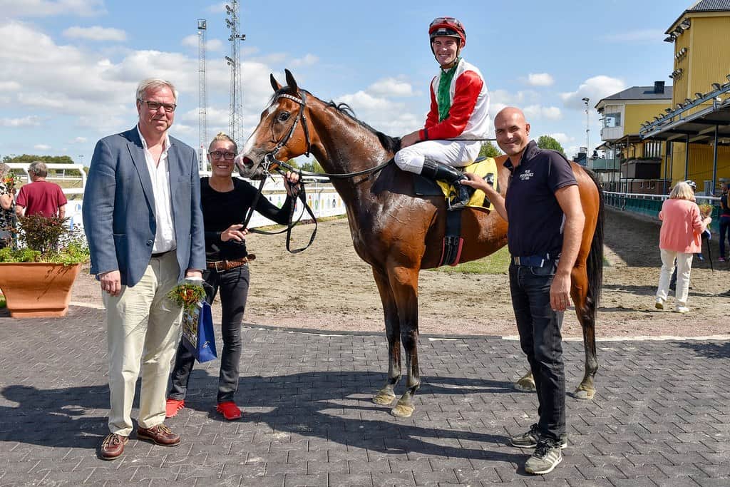 Orb Craft med sin træner Lennart Jr Reuterskiöld og Zawawi Racings Per Gellström. Foto: Stefan Olsson / Svensk Galopp.