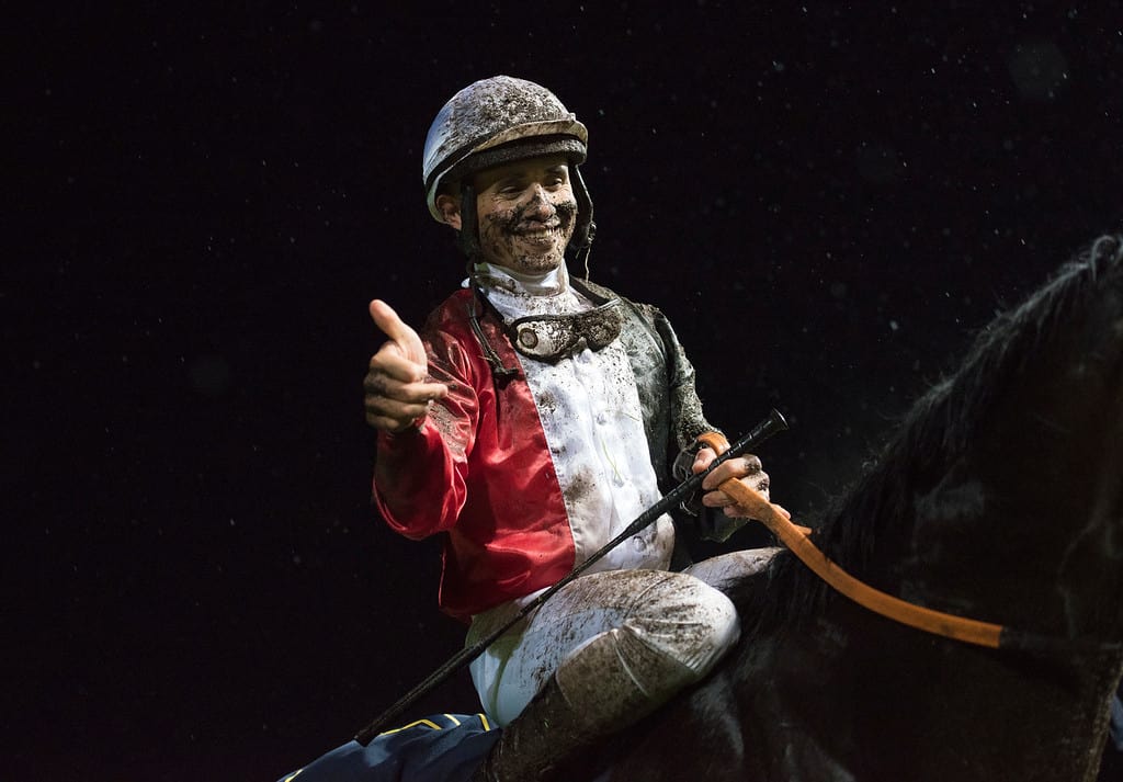 Valmir De Azeredo fejrer sejren med Snake Lake. Foto: Elina Björklund / Svensk Galopp.