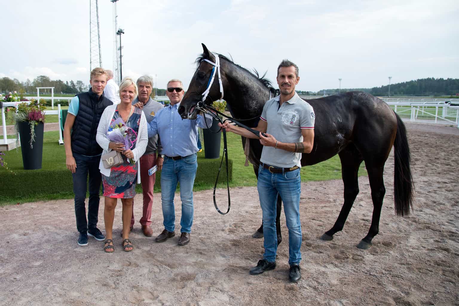 Lars Kelp og kredsen bag Väsby Häst AB tager imod We Got The Boss. Foto: Elina Björklund / Svensk Galopp.