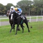 Go Fine Go/Marcos Robaldo vinder 2-åringernes Stayerprøve foran Stratego. Foto: Ole Hindby.