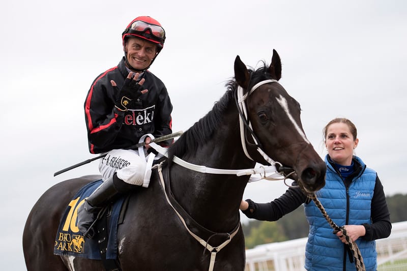 Per-Anders Gråberg nyder sin femte dagssejr i bøjlerne på 2-årige Filia Kalejs. Foto: Elina Björklund / Svensk Galopp.