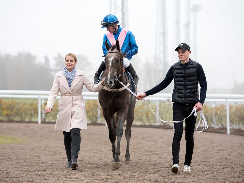 Caroline Malmborg med sin strålende debutant Beach Road One/Fredrik Janetzky. Foto: Elina Björklund / Svensk Galopp.