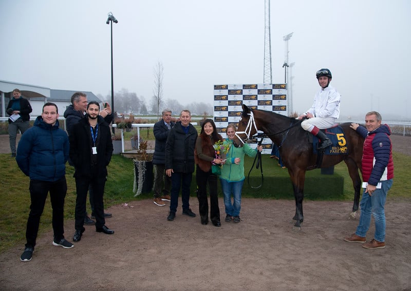 Lars Kelp og Väsby Häst AB med Noosa Prince. Foto: Elina Björklund / Svensk Galopp.