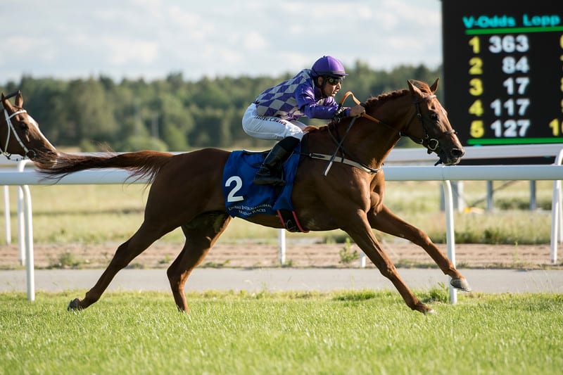 Al Mounteze Monlau vinner med Elione Chaves. Foto: Elina Björklund / Svensk Galopp