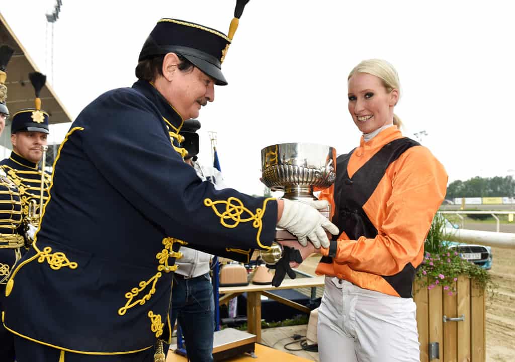 Silja Støren tar emot Kronprinsens Husarregementes vandringspris. Foto: Stefan Olsson / Svensk Galopp