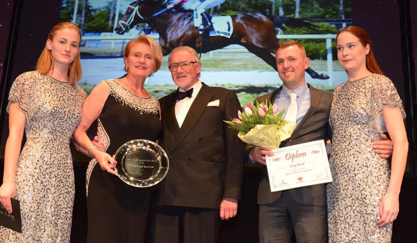 Karin Salling og Marc Stott på scenen for at modtage King Davids pris for Årets 3-årige Hest. Foto: Lasse Jespersen.