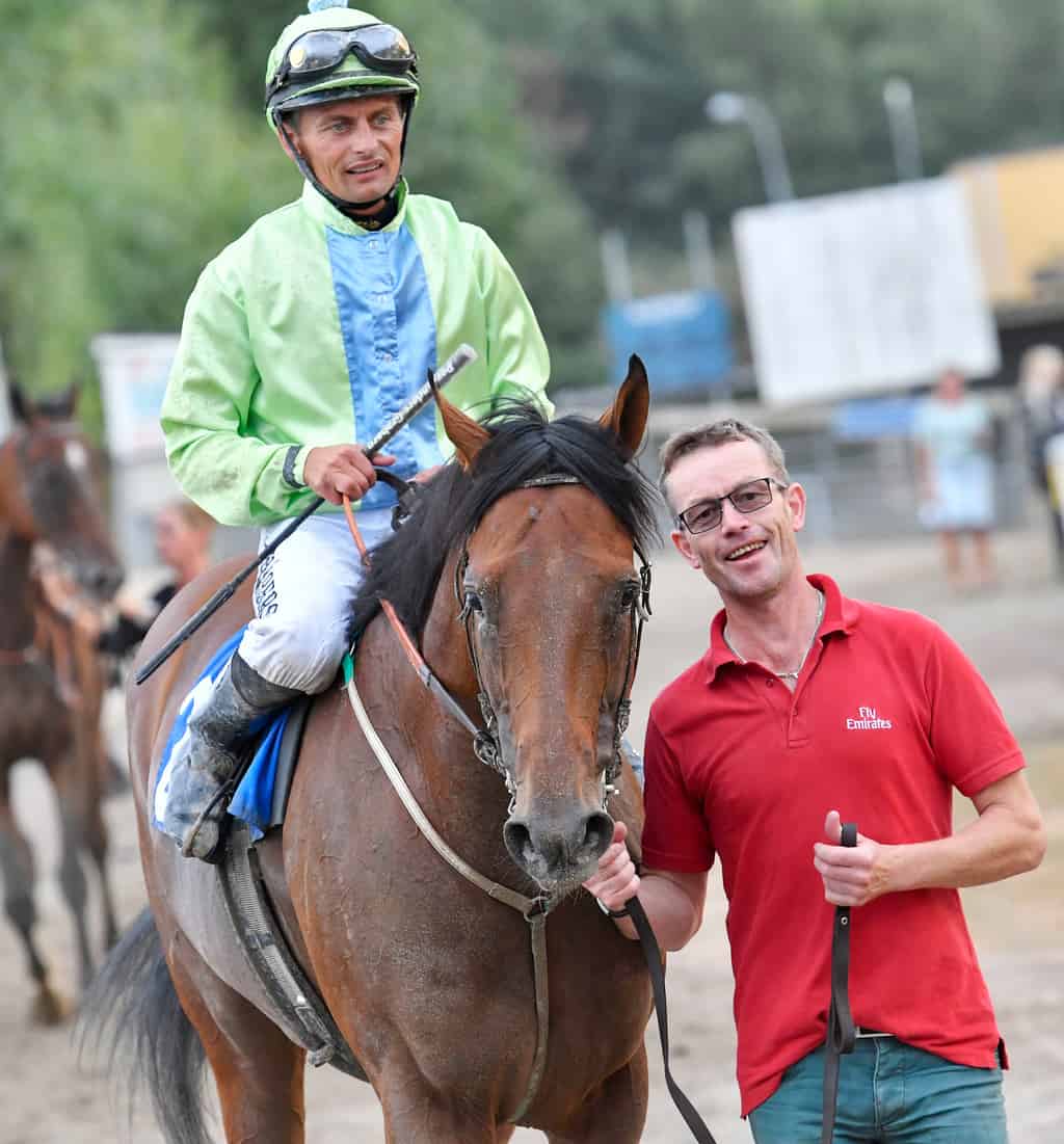 Roy Arne Kvisla ved siden af Kashgar med Per-Anders Gråberg på ryggen. Foto: Stefan Olsson / Svensk Galopp.