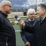 Danske Michael Lund interviewes i Santa Anitas vindercirkel med Bob Baffert i baggrunden. Se interviewet i videoen længere nede.