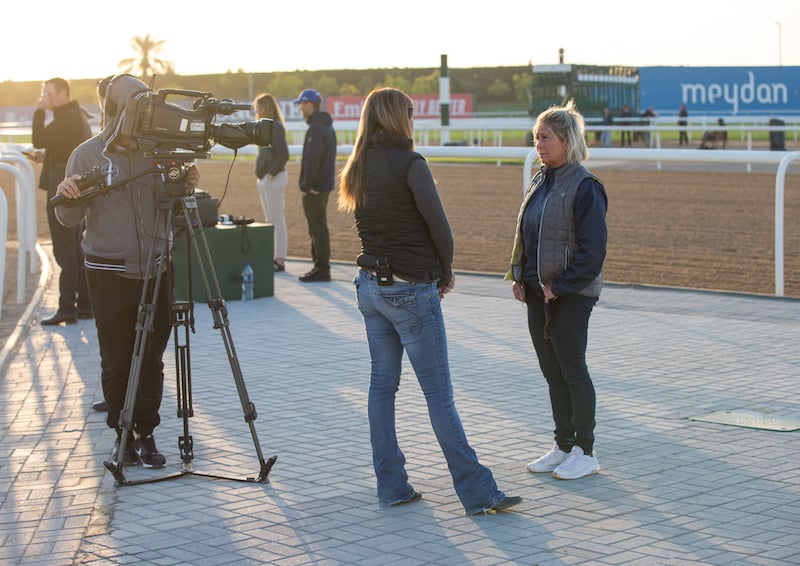 Susanne Berneklint interviewes af Dubai Racing Channels Laura King. Foto/Copyright: Erika Rasmussen for GalopSport.