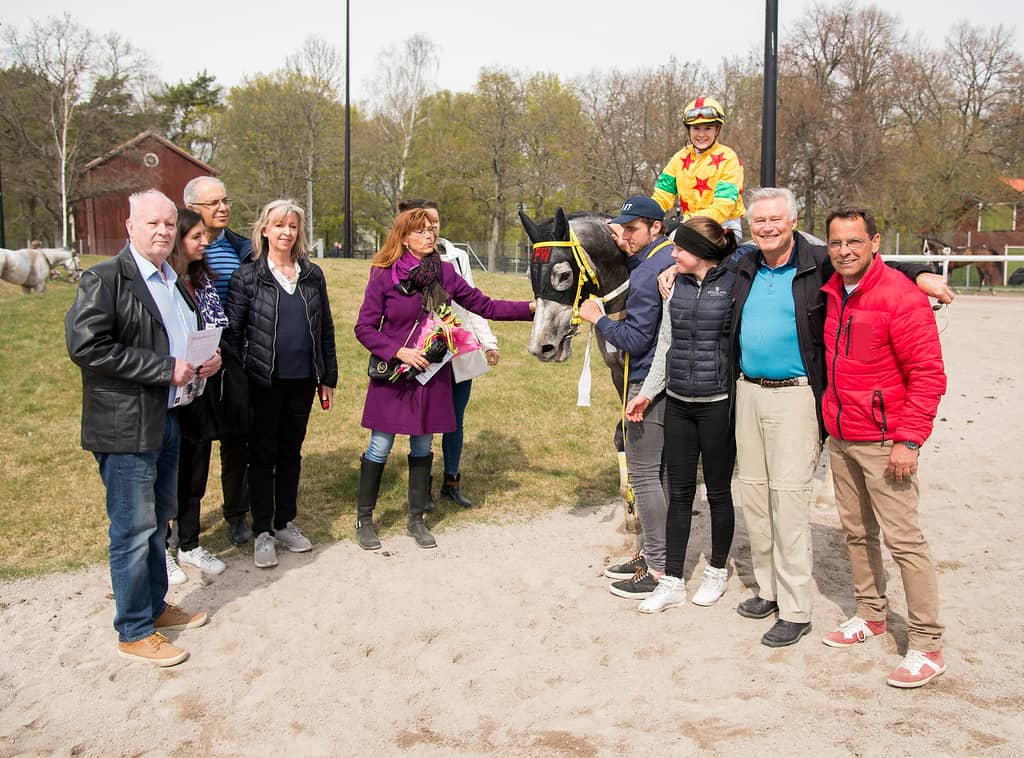 Patrick Wahl og kredsen bag Miss Maybach. Foto: Elina Björklund / Svensk Galopp.