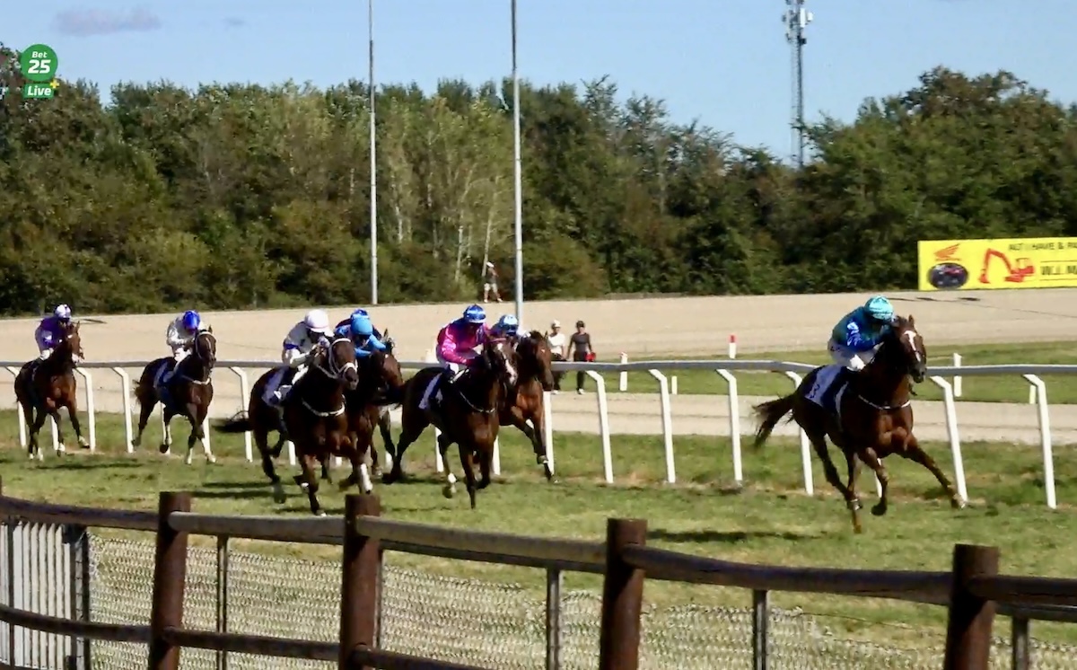 Giovanni Torkdahl og Lorenzo Putzulu på vej mod sejren i Spar Nord Arena Aalborg Champion Stakes. Foto: Bet25.