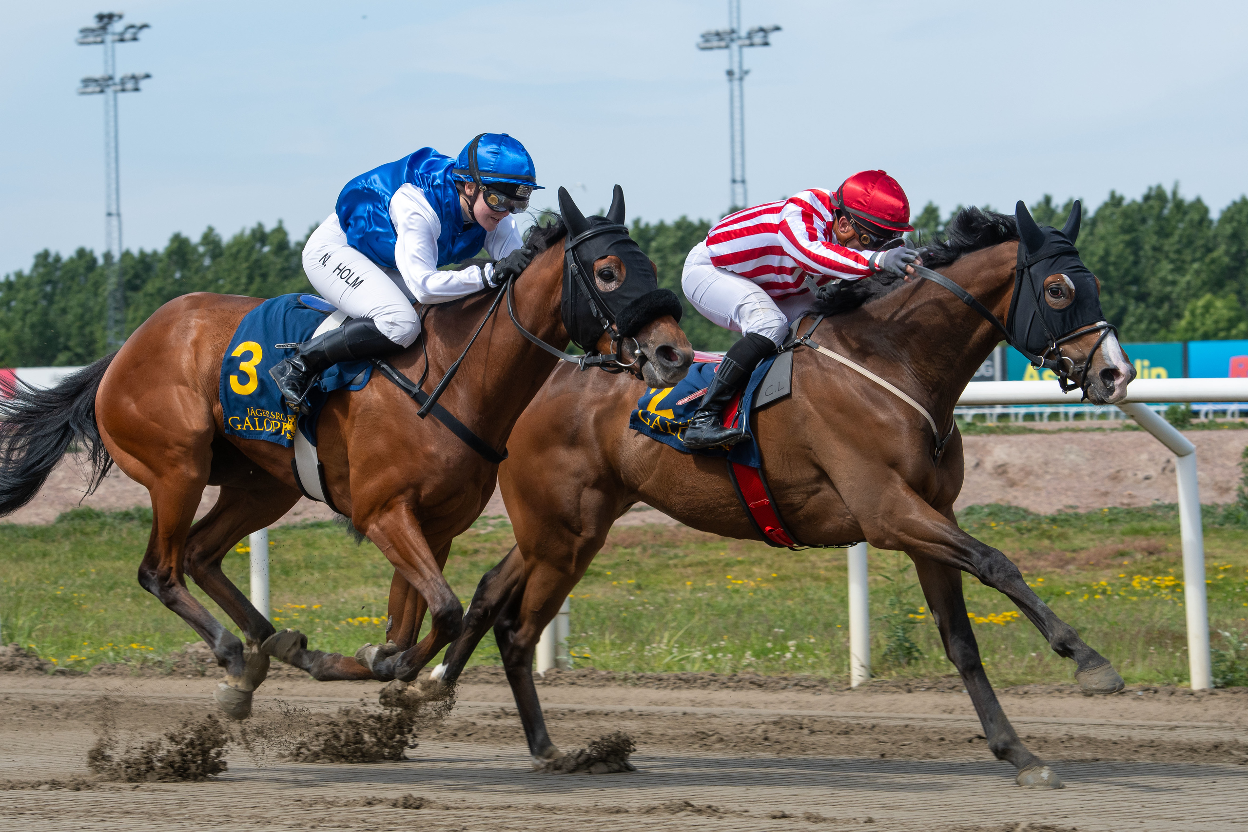 Icefall og Maikel Narvaez Bravo vinder Derby Next Stop foran Charlie Nosto med Nora Hagelund Holm. Foto: Stefan Olsson / Svensk Galopp.