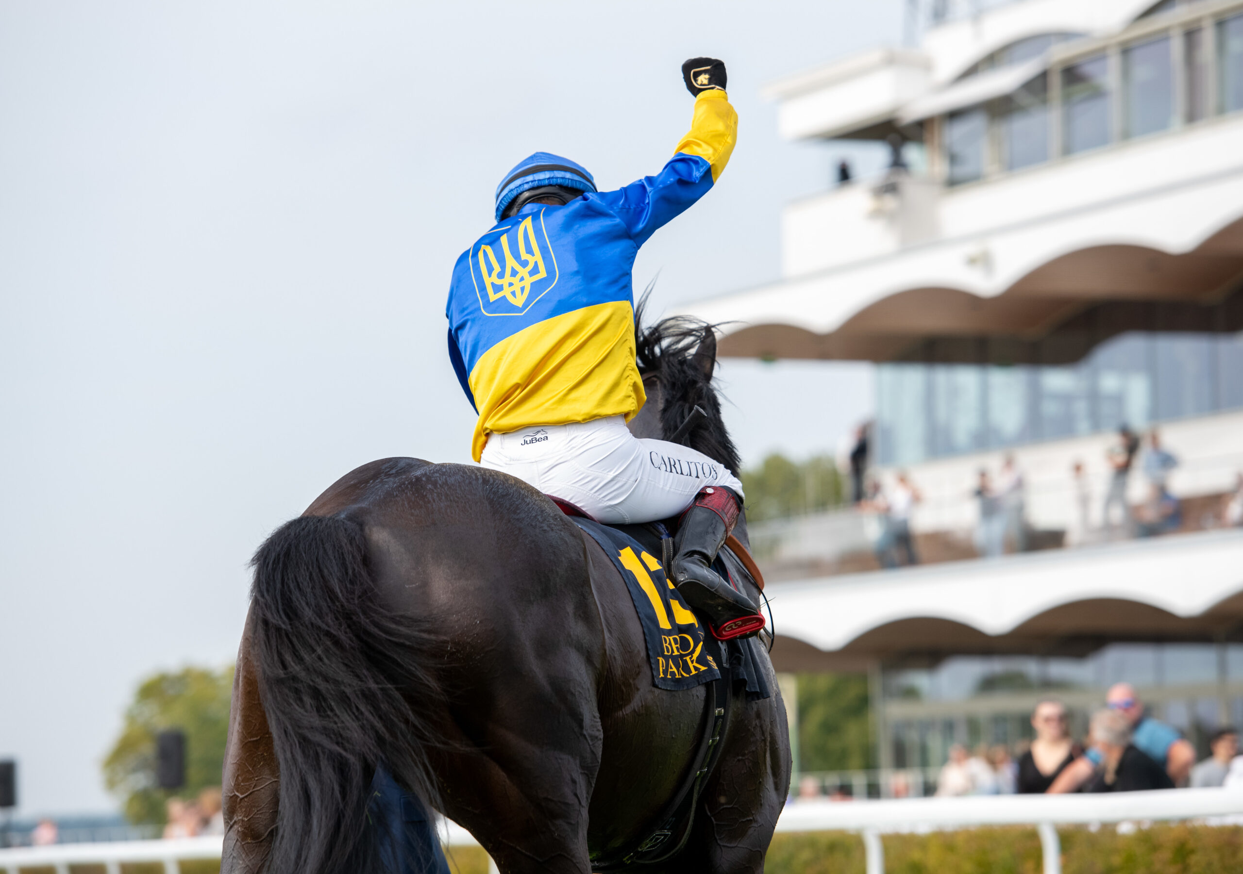 Carlos Lopez og Slava Ukraini efter sejren i Jockeyklubbens 2000 Guineas. Foto: Elina Björklund / Svensk Galopp.