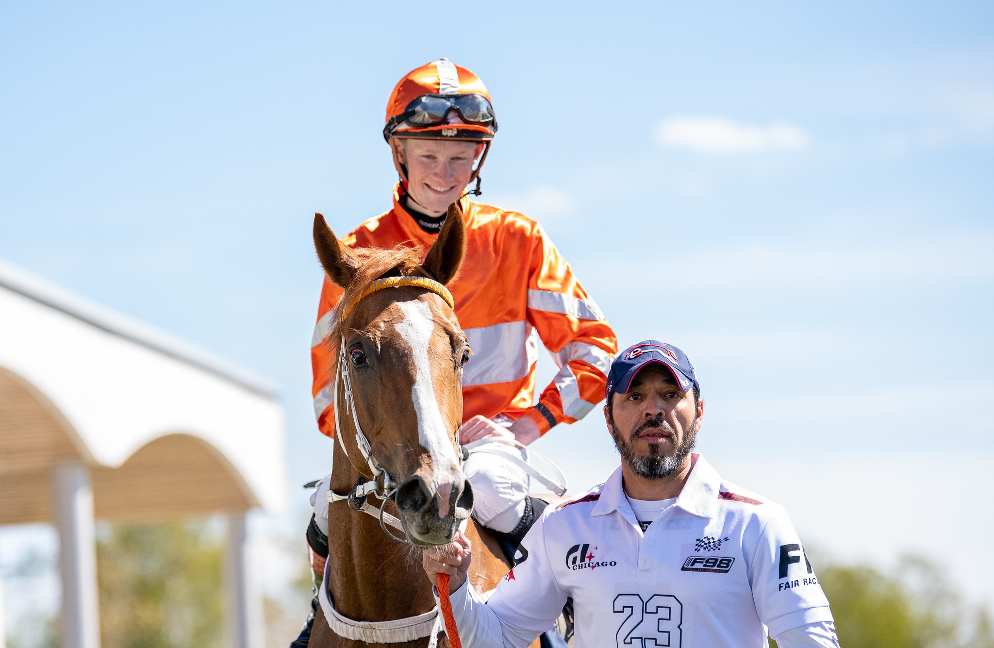 Jacob Kvisla i bøjlerne på West Wing efter sejr på Bro Park i maj. Foto: Elina Westrin / Svensk Galopp.